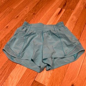 Lululemon Hotty Hot short 2.5